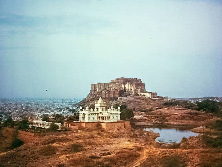 On December 18, 2012, residents of Jodhpur were sent into a panic after a deafening sonic boom was heard over the city. With the nearby army base denying any association with the noise, the source of the incident has remained a mystery.