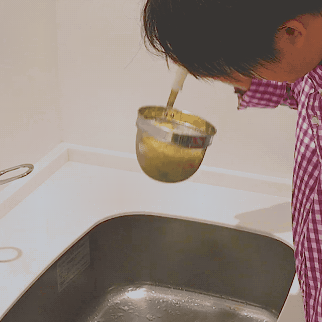 オラオラオラオラァァァァァアアアアアアア!!!!!!激しく、けれども麺やキャベツが絶対に落ちない絶妙なさじ加減ですべてのお湯を消し去ります。
