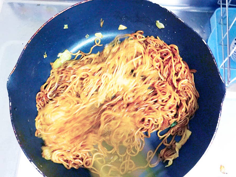 カップ焼きそばガチ勢の作り方www 炒めたらめちゃウマだった
