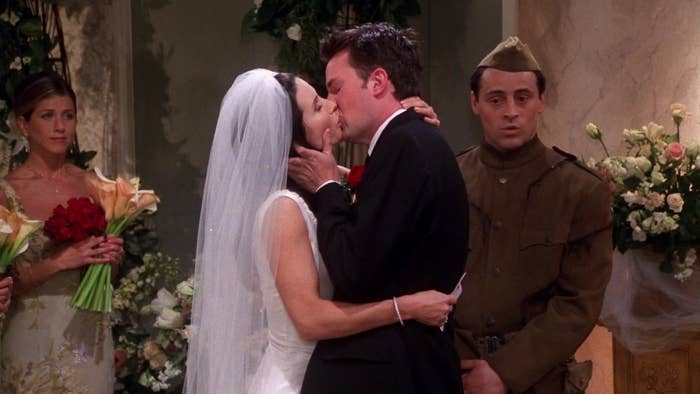 There S Something You Never Noticed About Chandler And Monica S Relationship That Is Honestly Confusing Af