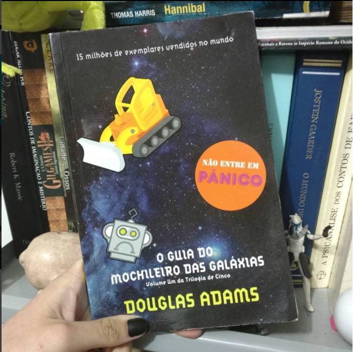 Arthur Dent estava de boas vivendo sua vida quando, de repente, a casa dele e o planeta Terra inteiro sÃ£o destruÃ­dos e ele Ã© obrigado a lidar com todo o resto do universo. Isso incluindo um monte de gente absolutamente doida, seres estranhos e viagens por planetas jamais imaginados. O leitor viaja de graÃ§a e se diverte a valer. Este Ã© um clÃ¡ssico do universo nerd e apenas o primeiro livro de uma sequÃªncia com mais quatro obras: &quot;O Restaurante no Fim do Universo&quot;, &quot;A Vida, o Universo e Tudo Mais&quot;, &quot;AtÃ© mais, e Obrigado pelos Peixes!&quot; e &quot;Praticamente Inofensiva&quot;.