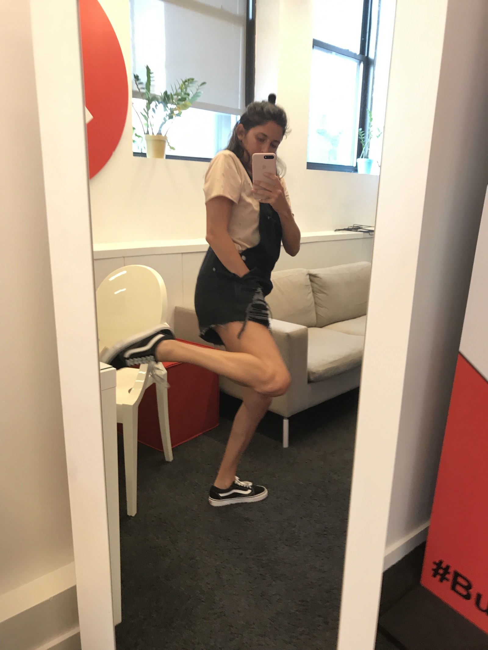 12 Poses To Get The Best Mirror Selfie - Society19