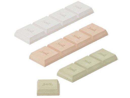 珪藻土の除湿効果に目をつけたのがこの商品。板チョコのように、必要なぶんだけ折って、食品と一緒に保存します。