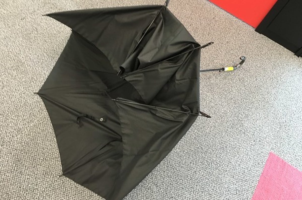たった1000円 暴風雨でも 折れない すごい傘が郵便局で売ってるよ