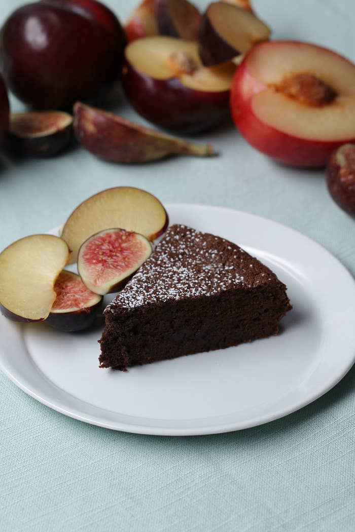 材料2つだけ 簡単チョコレートケーキ