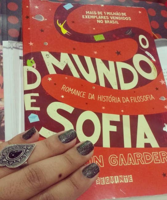 Prestes a completar 15 anos, Sofia começa a receber cartas em sua casa de um homem estranho. Enquanto ela tenta descobrir o que raios tudo isso significa, acaba aprendendo tudo sobre a história da filosofia ocidental.