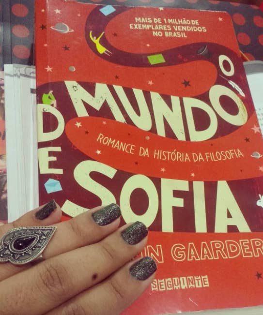 Prestes a completar 15 anos, Sofia comeÃ§a a receber cartas em sua casa de um homem estranho. Enquanto ela tenta descobrir o que raios tudo isso significa, acaba aprendendo tudo sobre a histÃ³ria da filosofia ocidental.