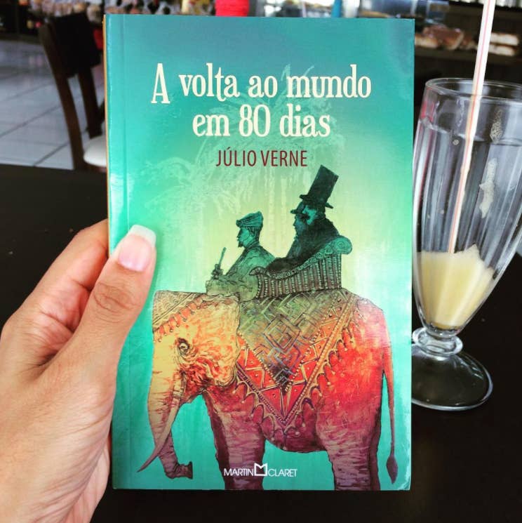 O rico senhor Phileas Fogg aposta com seus amigos que consegue dar uma volta ao mundo em apenas 80 dias. Hoje isso seria muito fácil, mas imagine em 1872. O único problema deste livro é terminar com vontade de fazer o mesmo um dia nesta vida.