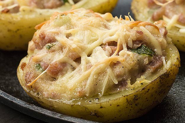 Rendimento: 3 Você vai precisar:3 batatas médias3 linguiças toscanas1 colher de chá de sal½ colher de chá de pimenta do reino2 colheres de sopa de azeite1 colher de sopa de manteiga2 colheres de sopa de cebolinha picada1 colher de sopa de requeijãoQueijo parmesão ralado a gostoModo de preparo:1. Preaqueça o forno a 200°C.2. Em uma tigela grande, adicione as batatas cortadas ao meio, as linguiças cruas, sal, pimenta e o azeite. Misture.3. Em uma assadeira coberta com papel alumínio, despeje as batatas e as linguiças e cubra-as com papel alumínio. 4. Leve ao forno por 60 minutos.5. Com cuidado, retire o papel alumínio e, com ajuda de uma colher, retire a parte de dentro das batatas e coloque-as em uma tigela. Reserve.6. Em uma tábua de cortar, pique as linguiças com ajuda de um garfo e uma faca.7. Na tigela com as partes de dentro das batatas, adicione as linguiças picadas, manteiga, cebolinha e o requeijão. Misture até ficar homogêneo.8. Com uma colher, recheie as batatas com a mistura de linguiça e salpique com queijo parmesão.9. Leve ao forno preaquecido a 230°C por 20 minutos até gratinar.10. Aproveite!