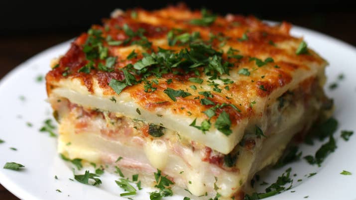 Rendimento: 4-5 Você vai precisar de:5 batatas descascadas2 colheres de chá de sal1 colher de chá de pimenta do reino8 a 10 fatias de presunto7 a 8 fatias de queijo muçarela5 fatias de bacon cozido, cortado em pedacinhos¼ de xícara de salsinha picada2 xícaras de queijo muçarela ralado1 xícara de creme de leite2 ovosModo de preparo:1. Preaqueça o forno a 180°C.2. Corte as batatas descascadas em fatias de meio centímetro.3. Tempere as batatas com sal e pimenta, misturando para se certificar de que estão temperadas uniformemente.4. Prense uma camada das batatas uniformemente no fundo de uma assadeira quadrada untada.5. Coloque metade das fatias de presunto uniformemente em cima das batatas, seguidas de metade do queijo fatiado.6. Siga com outra camada de batatas, então o presunto e o queijo restantes.Polvilhe o bacon e a salsinha uniformemente em cima do queijo fatiado e coloque uma camada final de batatas em cima.7. Polvilhe o queijo ralado em cima das batatas, então as prense em uma camada uniforme.8. Em uma tigela pequena, misture o creme de leite e os ovos. Despeje em cima do queijo ralado.9. Leve ao forno por aproximadamente 40 minutos até o queijo adquirir uma coloração marrom dourado escura.10. Esfrie um pouco, corte e sirva!