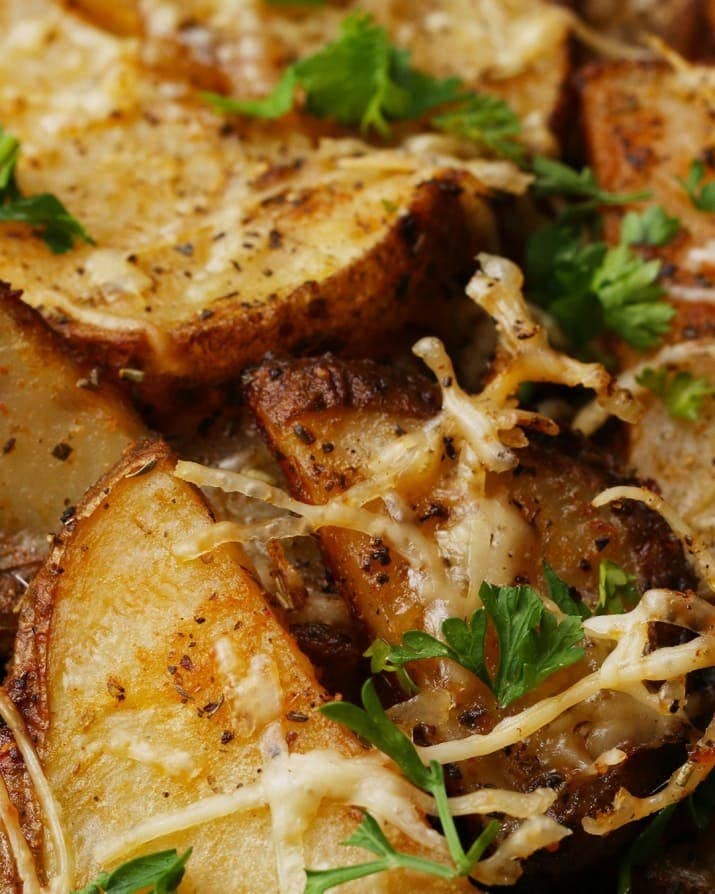 Rendimento: 4-6Você vai precisar de:3 batatas cortadas em pedaços2 colheres de sopa de manteiga100g de queijo parmesão ralado1 colher de sopa de alho picado1 colher de sopa de alecrimSal a gostoPimenta a gostoModo de preparo:1. Preaqueça o forno a 180° C.2. Coloque as batatas em uma tigela grande, adicione a manteiga e mexa.3. Adicione o parmesão, o alho, o alecrim, o sal e a pimenta. Misture bem.4. Espalhe as batatas em uma assadeira. Leve ao forno por 60 minutos, virando a cada 15 minutos.5. Aproveite!
