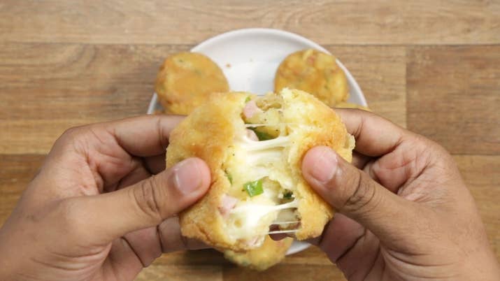 Rendimento: 6-8Você vai precisar de:4 batatas médias descascadas e cortadas em pedaços médios2 colheres de chá de sal175g de presunto cortado em pedaços pequenos100g de queijo muçarela cortado em pedaços pequenos⅓ de xícara de cebolinha picada 1 colher de chá de pimenta1 colher de sopa de leite1 xícara de farinha de trigo4 ovos batidos2 xícaras de farinha de rosca (ou farinha para empanar)Óleo para fritarModo de preparo:1. Aqueça água em uma panela até a fervura e adicione as batatas, 1 colher de chá de sal e mexa.2. Cubra e ferva por 10-15 minutos, até que um garfo possa furar as batatas com facilidade.3. Seque as batatas em uma toalha, permitindo que resfriem para remover o excesso de umidade, então transfira para um refratário grande.4. Amasse as batatas até que não haja nenhum pedaço grande.5. Adicione presunto, queijo, cebolinha, e outra colher de chá de sal, pimenta e leite.6. Mexa até que esteja tudo bem incorporado.7. Modele a mistura de batata em discos de 5 cm.8. Separe a farinha, ovos e farinha de pão em refratários diferentes.9. Passe os croquetes na farinha, retirando o excesso, depois passe nos ovos e depois cubra-os de forma homogênea com a farinha de pão.10. Aqueça óleo em uma panela a 180°C.11. Frite 2-3 croquetes por vez até ficarem dourados, depois retire o excesso de óleo em um prato forrado com papel toalha. 12. Esfrie, depois sirva com o repolho e molho.13. Bom apetite!