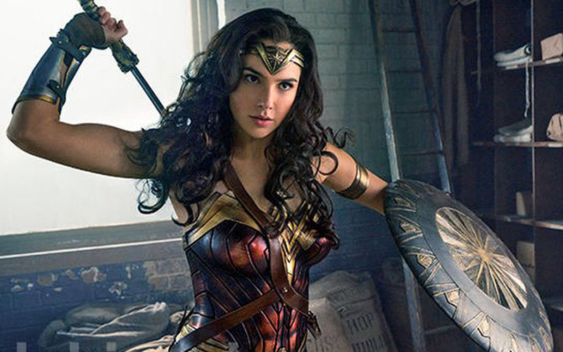 No sólo ha arrasado en taquilla en su estreno sino que además es a día de hoy la película sobre superhéroes más exitosa de la historia. Dirigida por una mujer, esta maravilla abre la puerta a todo un universo de superheroínas que esperamos podamos ver en la gran pantalla. Ha conseguido que se empiecen a borrar muchos estigmas y que muchas mujeres se atrevan a darle caña en el gimnasio. Ser fuerte y tener confianza es bello y que nadie te diga lo contrario.