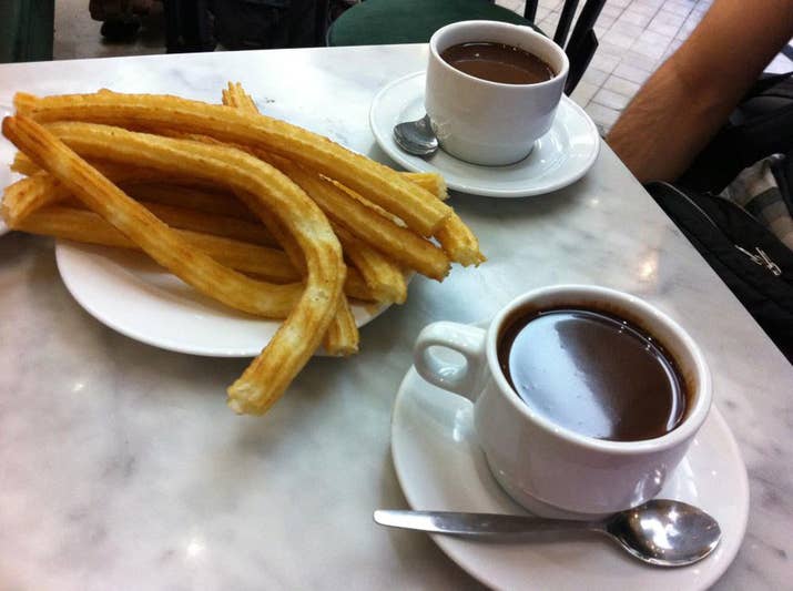 Nunca van rellenos y, si acaso, pueden llevar azúcar espolvoreada (aunque lo mejor es mojarlos tú mismo en ella). Con chocolate caliente o café, son un desayuno completísimo y un pelín indigestos pero qué más da.
