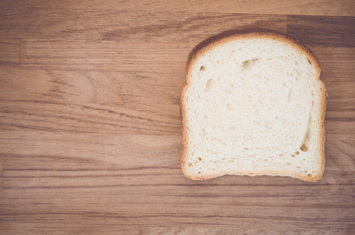 El "pan" en Estados Unidos es lo que en España denominamos "pan de molde". Si quieres una barra de pan tendrás que llamarlo "french bread" y te va a salir un poco más caro.