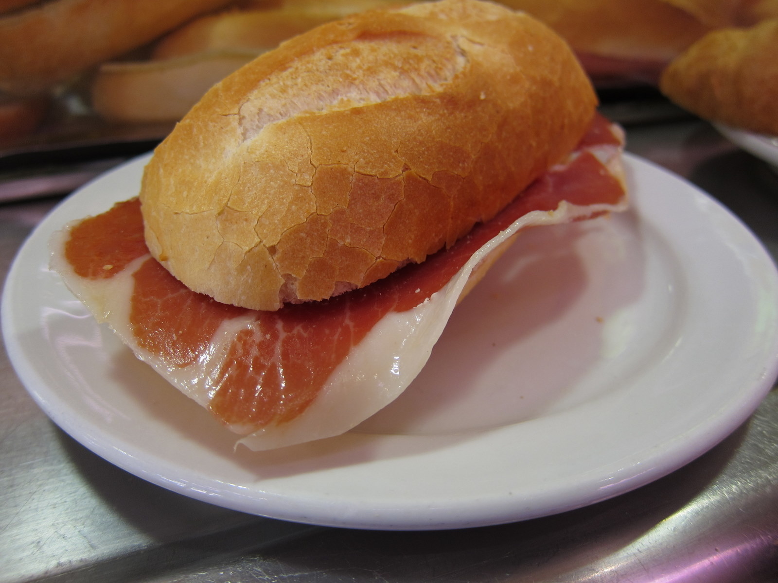 El bocadillo de jamón es el rey; pero el de tortilla y el de lomo con queso le siguen muy de cerca. Pan crujiente y muchos menos ingredientes que su homólogo norteamericano.