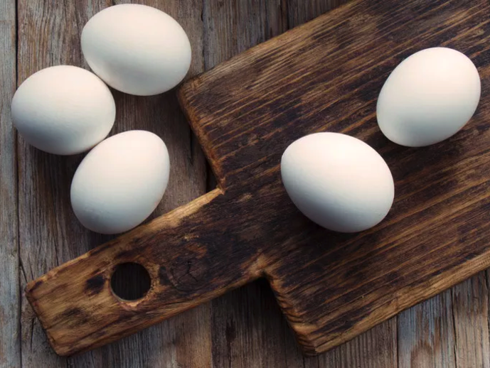 Los huevos americanos parecen retocados con Photoshop y hay una razón para ello. Todos han sido limpiados y desinfectados antes de ser vendidos y tienen que mantenerse en la nevera.