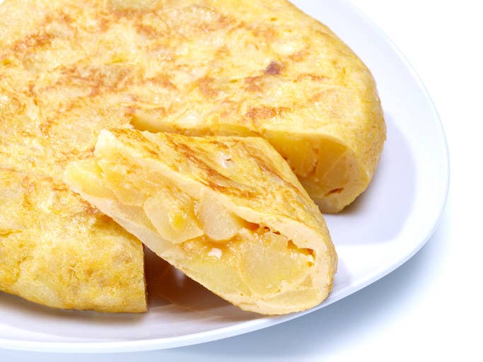 Si en España dices "tortilla" todos sobrán que te refieres a una tortilla de patatas. La duda viene justo después: ¿con o sin cebolla? Y así comenzó la segunda guerra civil en el país.