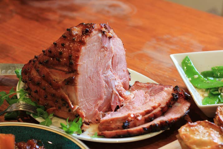 Es un jamón de cerdo al horno que generalmente se prepara para los grandes eventos como las cenas navideñas. Generalmente lleva un glaseado y mostaza.