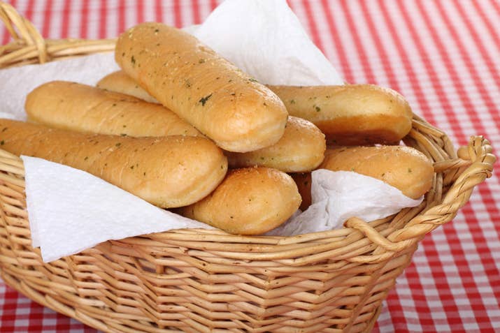 Si algo tienen los palitos de pan americanos (breadsticks) es que tienen mucha mejor pinta que los españoles. Son mucho más suaves y esponjosos y no los toman con jamón ibérico, desde luego.