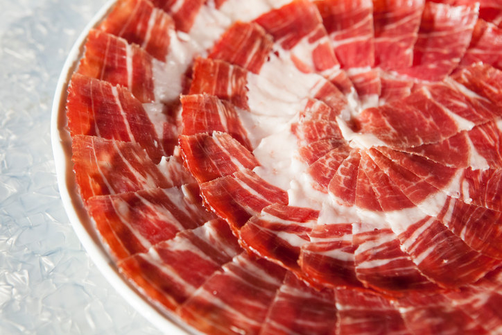 La joya de la gastronomía patria. Una pata de jamón curada y cortada en finas lonchas que es la que hace llorar de nostalgia a todo aquel que se ve en la obligación de irse de España.