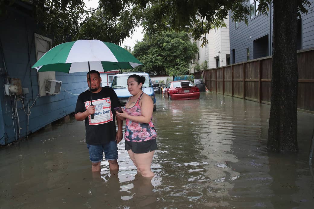 Vincente Navas (izquierda) y Alma Barrientos de pie fuera de su hogar en el vecindario de Cottage Grove, que resultó inundado por el paso del huracán Harvey el 27 de agosto de 2017, en Houston.