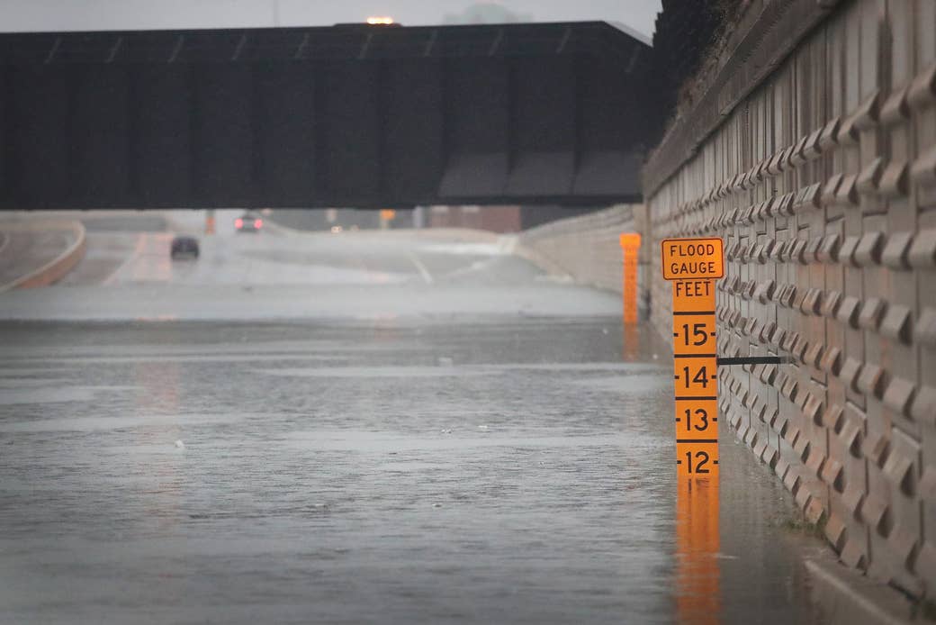 Un medidor muestra la profundidad del agua en un paso de la Interestatal 10 en Houston, que resultó inundado a causa del huracán Harvey, el 27 de agosto de 2017.
