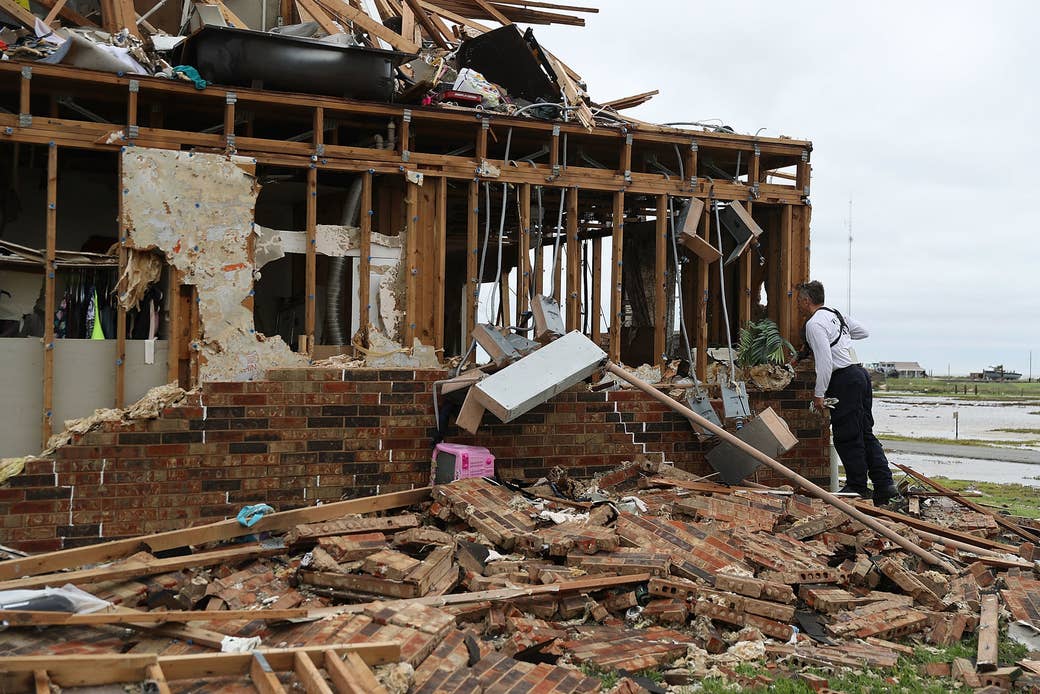 Un miembro del equipo de búsqueda y rescate de la Texas Task Force 2 trabaja en un complejo de apartamentos destruido mientras intenta hallar gente que siga allí luego del paso del huracán Harvey el 27 de agosto de 2017, en Rockport, Texas.