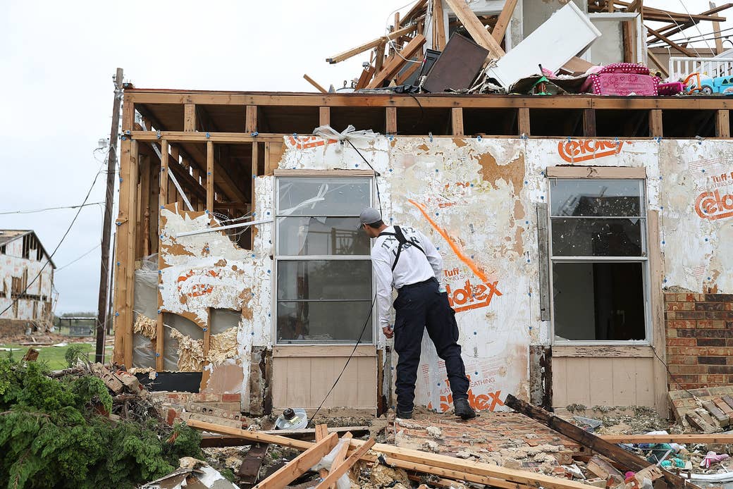 Un miembro del equipo de búsqueda y rescate de la Texas Task Force 2 trabaja en un complejo de apartamentos destruido mientras intenta hallar gente que siga allí dentro luego del paso del huracán Harvey el 27 de agosto del 2017, en Rockport, Texas.