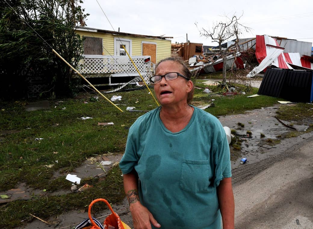 Kathy Neihaet, residente local, camina por su vecindario afectado luego de que el huracán Harvey llegara a Port Aransas, Texas, el 27 de agosto de 2017.