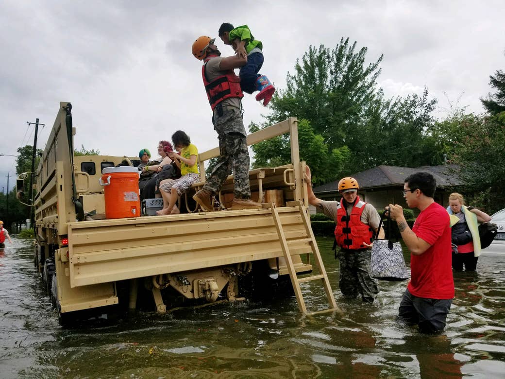 Soldados de la Guardia Nacional de Texas asisten a los residentes en áreas fuertemente inundadas por las tormentas del huracán Harvey en Houston, el 27 de agosto de 2017.