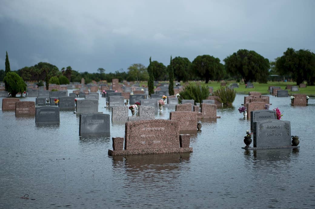 Un cementerio se inunda luego del paso del huracán Harvey, el 27 de agosto de 2017, en Pearland, Texas.