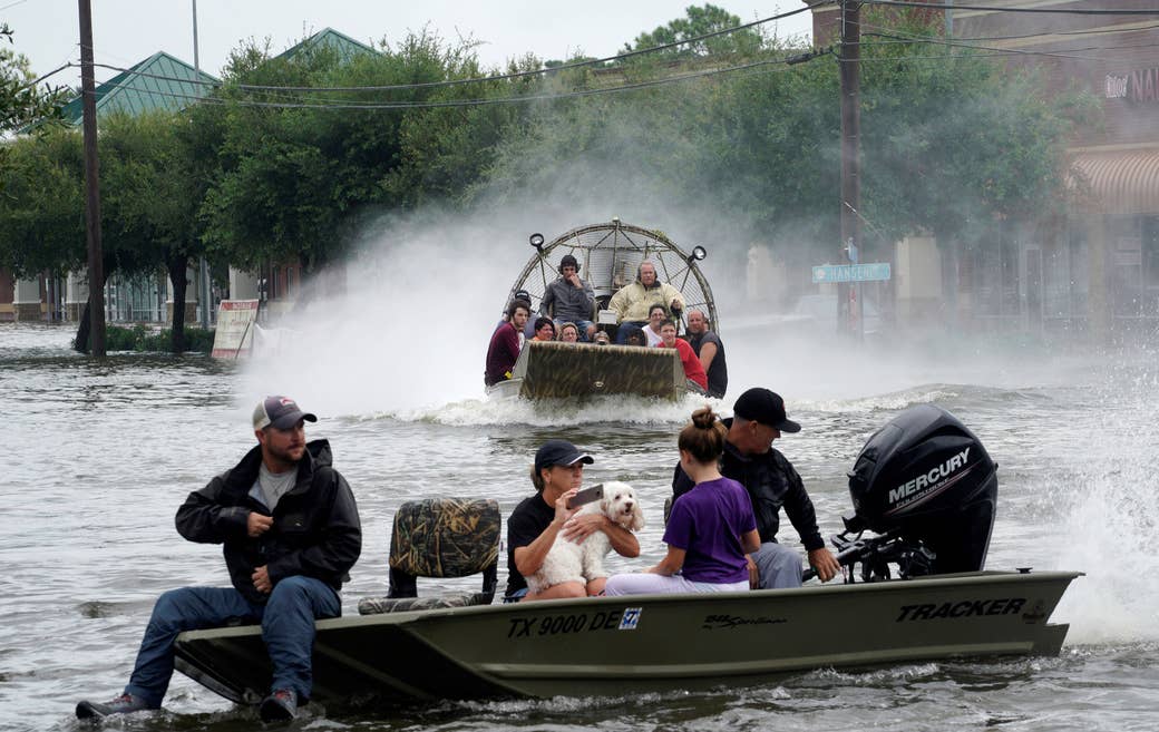 Personas rescatadas de la inundación causada por el huracán Harvey en un bote inflable, en Dickinson, Texas, 27 de agosto de 2017.