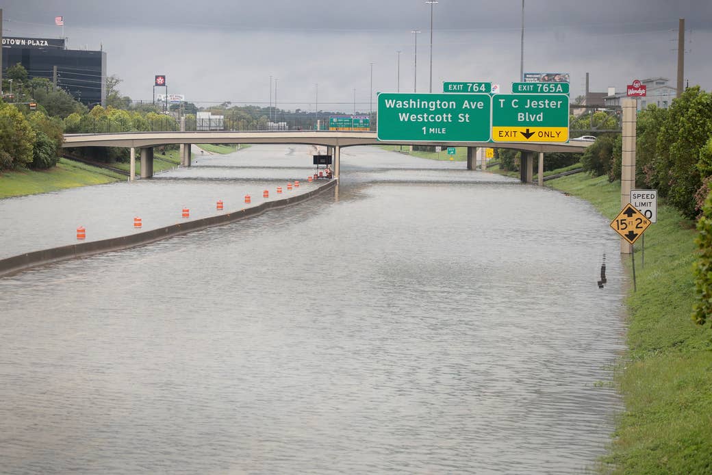 Las aguas corren por la Interestatal 10, que resultó inundada por el paso del huracán Harvey, el 27 de agosto de 2017, en Houston, Texas.