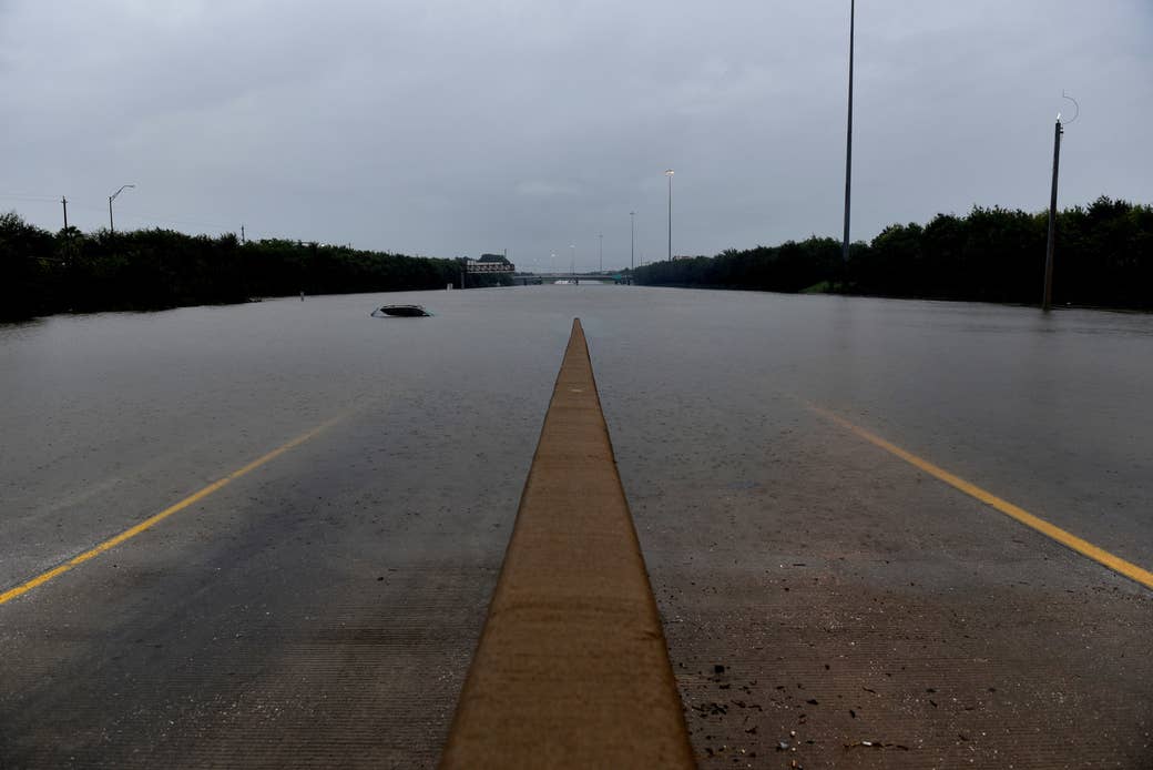 Un vehículo abandonado es cubierto por la inundación en la Interestatal 610, luego de que el huracán Harvey inundara con lluvias la costa del Golfo de Texas en Houston, el 27 de agosto de 2017.