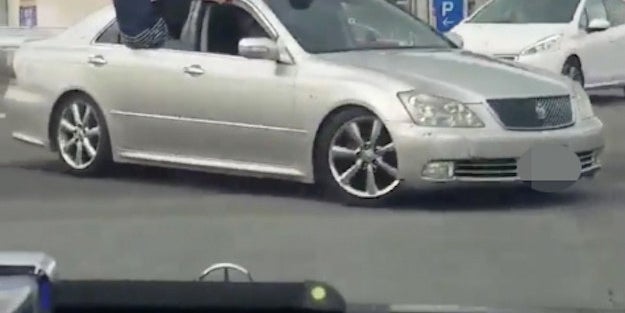 人を屋根に乗せ暴走する車 動画がtwitterで拡散 管轄署が捜査へ