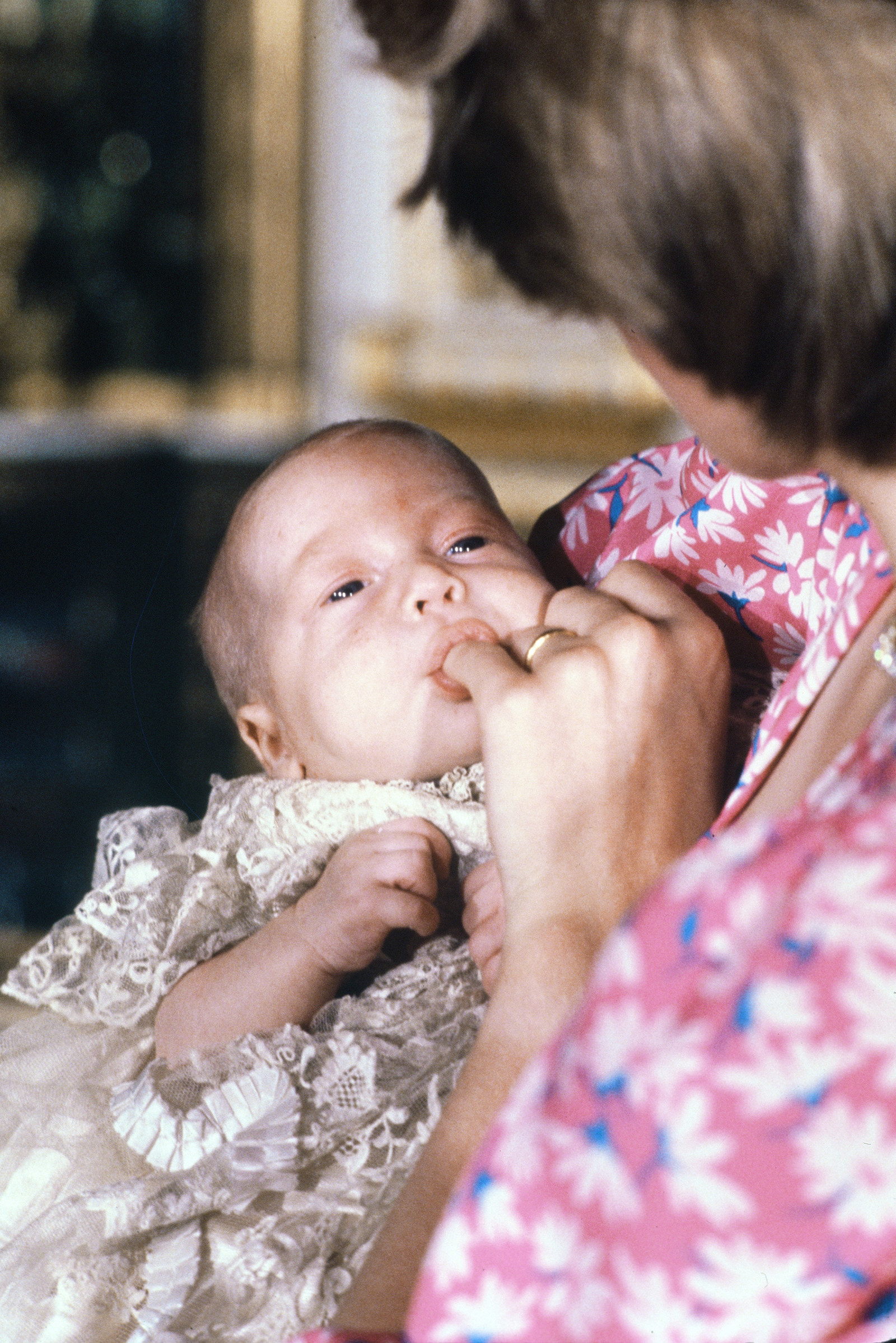 Médico recuerda el emotivo momento cuando la princesa Diana abrazó a un niño  con SIDA