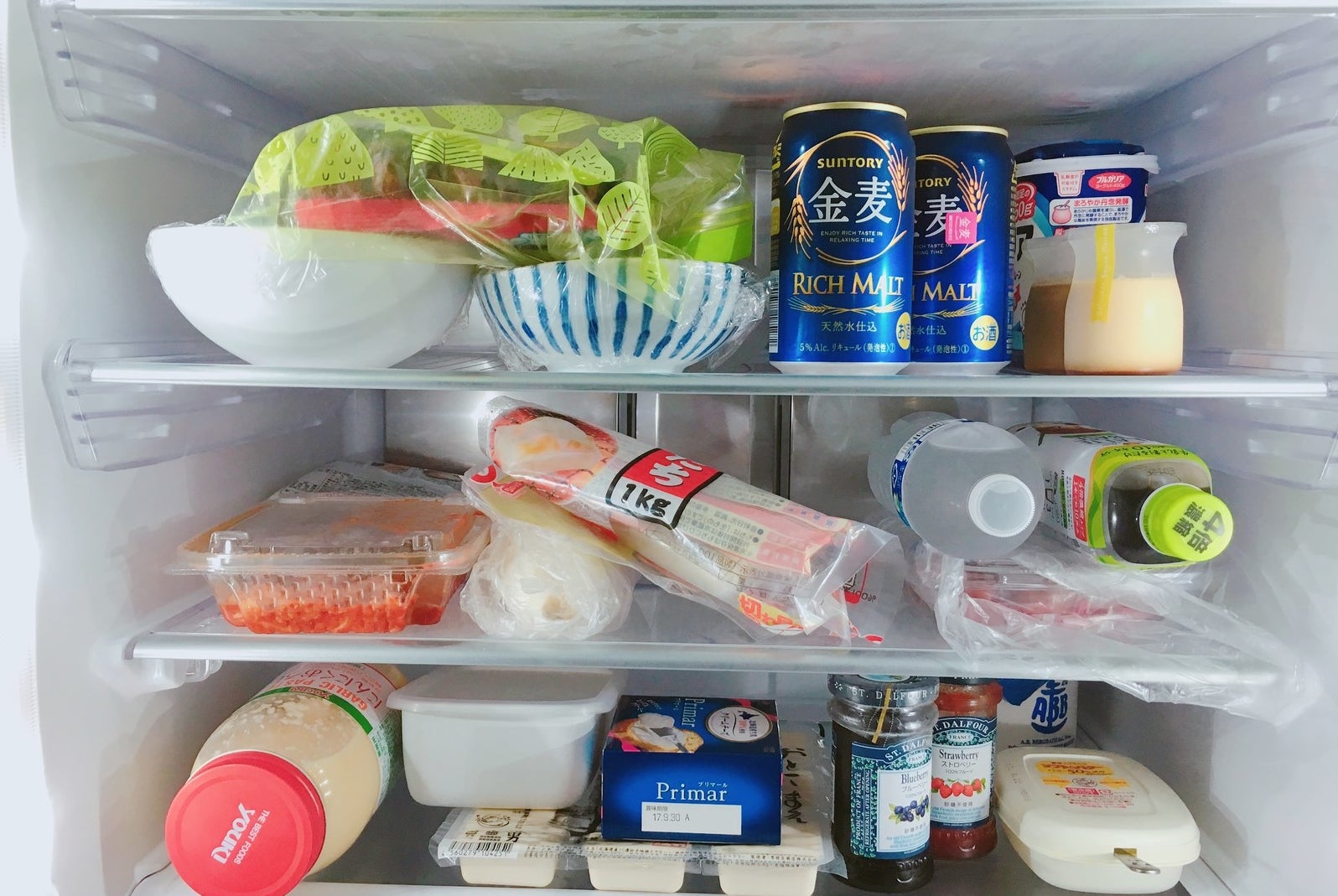 その手があったか 置くだけで冷蔵庫がすっきりする収納グッズが超便利