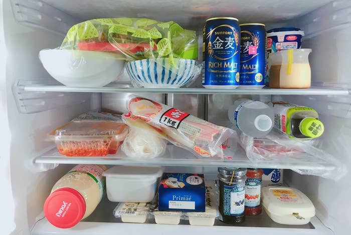 その手があったか 置くだけで冷蔵庫がすっきりする収納グッズが超便利
