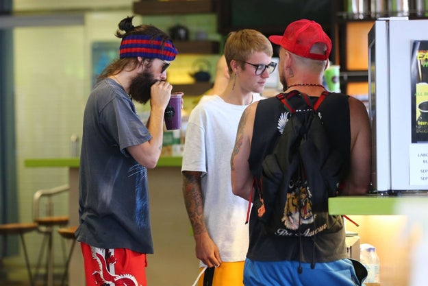 And guess who apparently just happened to be getting their açaí smoothies at the exact same time? Yeah, Justin Bieber and Jared Leto. Obviously, I kind of clued you in at the beginning.
