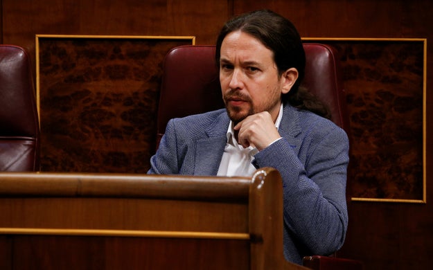 Si no acabas de despertar de un coma, seguramente conozcas a Podemos, un partido político español de izquierdas que surgió en 2014 tras los movimientos indignados del 15M, bajo el liderazgo de Pablo Iglesias y su característica cola de caballo.