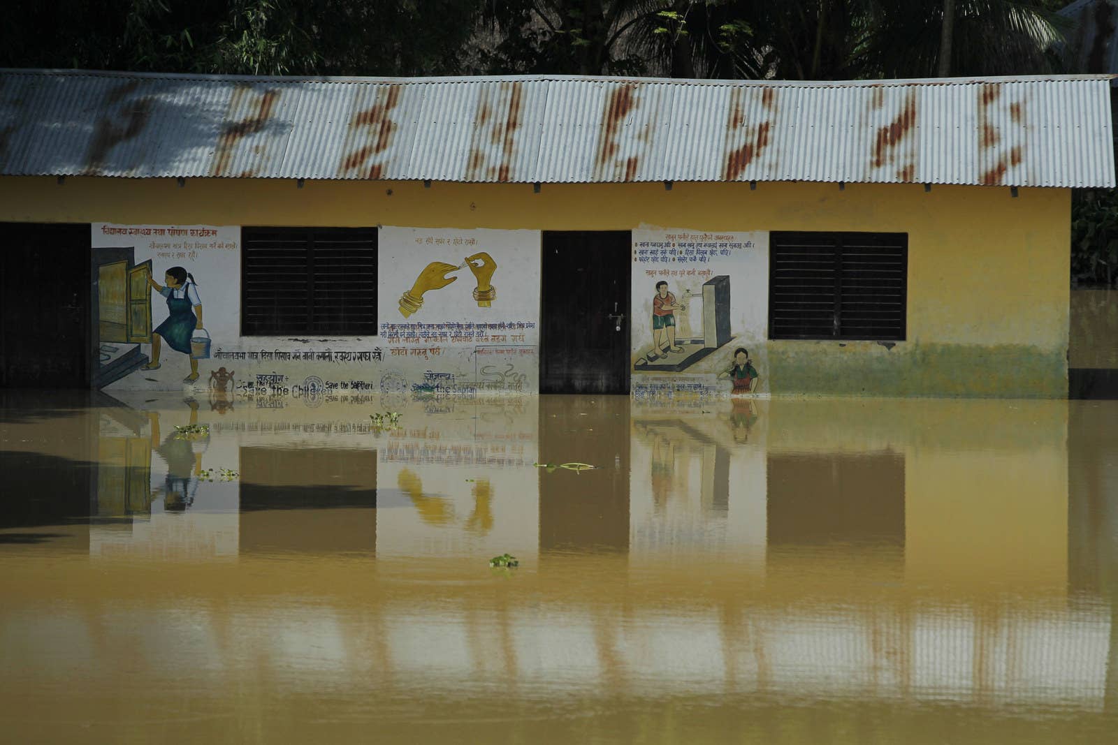 Une école népalaise, entourée par les inondations dans le district de Saptari.