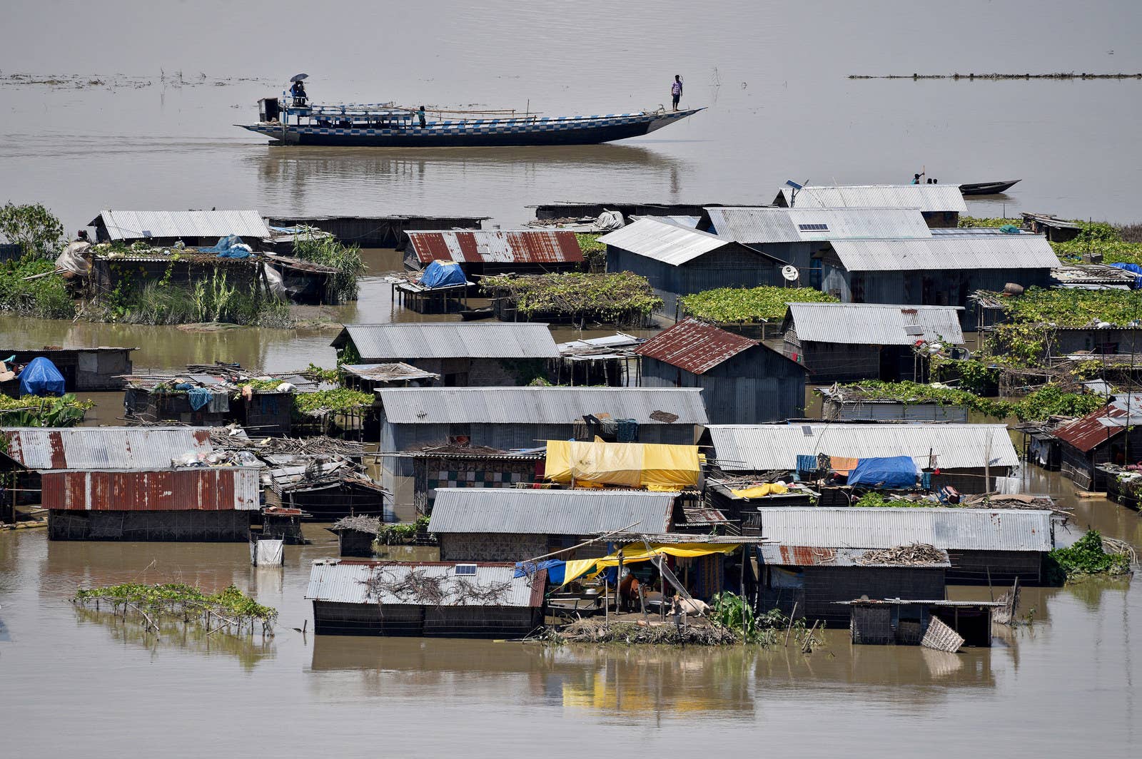 Des maisons sont partiellement submergées par les inondations dans le district de Morigaon, dans l'est de l'Inde.