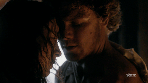 "Es ficción histórica mezclada con fantasía y romance. Solo tiene 2 temporadas; la tercera empieza en septiembre. Si te gustan los tíos buenorros con espadas, el drama político histórico, algunos elementos de fantasía y las escenas románticas intensas, Outlander es tu serie". –rebeccaf29"¡¡¡Outlander!!! Magia (viajes en el tiempo, no dragones), guerra y sangre (una guerra real, el levantamiento jacobita de 1745), un cabrón sádico auténtico al que odiar (Black Jack Randall no tiene nada que envidiarle a Ramsay Bolton, y lo interpreta Tobias Menzies, Edmure Tully en GoT), intrigas políticas y conjuras, y el escocés ficticio más guapo que ha existido, James Alexander Malcom Mackenzie Fraser. En serio, es parecida a Game of Thrones pero más femenina. Claire es una mujer fuerte e independiente que no le aguanta tonterías a nadie, y las escenas de sexo son una maravilla. ¡En serio, ved esta serie!" –emilyb432725fe2