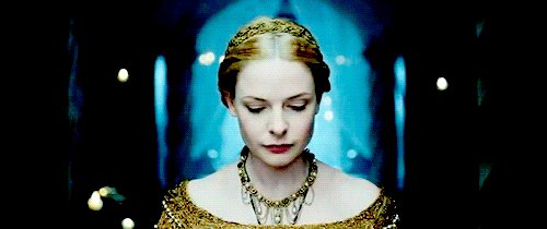 "George R. R. Martin basó ligeramente algunos de los acontecimientos de Game of Thrones en la guerra de las Rosas, representada en The White Queen. Es una serie perfecta para hacer maratón, y Henry no está naaada mal". –sarahleeroyj"The White Queen y después The White Princess. Tienen lugar durante la guerra de las Rosas y tienen la misma violencia, política, sexo y escándalos que Game of Thrones. Y Game of Thrones se inspiró sin duda en la rivalidad entre los York y los Lancaster. ¡Si no recuerdo mal, hay hasta algo de incesto!" –emmab4b834e01f