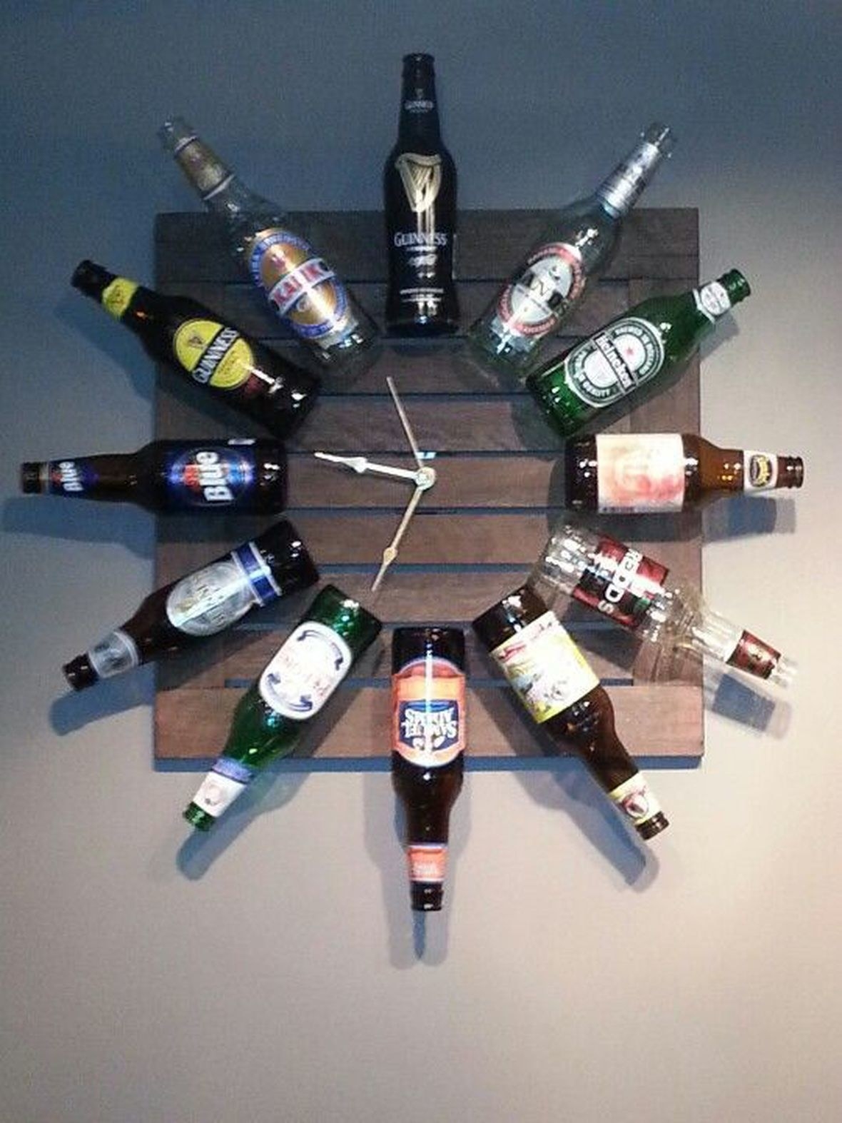 If you've got empty beer bottles collecting dust somewhere in your home this beer bottle clock makes the ultimate man cave accessory, and fortunately it's super easy to make too.