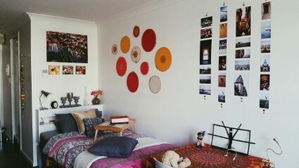 双床在一个房间里有许多照片在墙上和装饰床罩和覆盖物