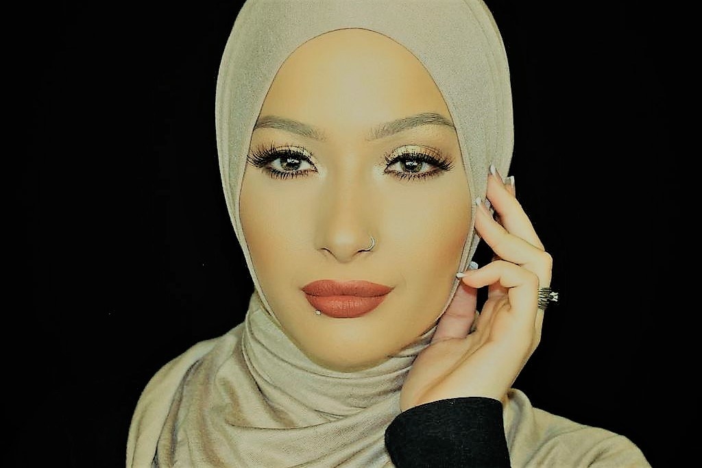 Nura Afia is a Denver-based beauty and fashion blogger that made history last year to become the very first hijabi featured on Covergirl. Her emphasis on nominal silhouettes in classic colors let her attractiveness and expertise take center stage.