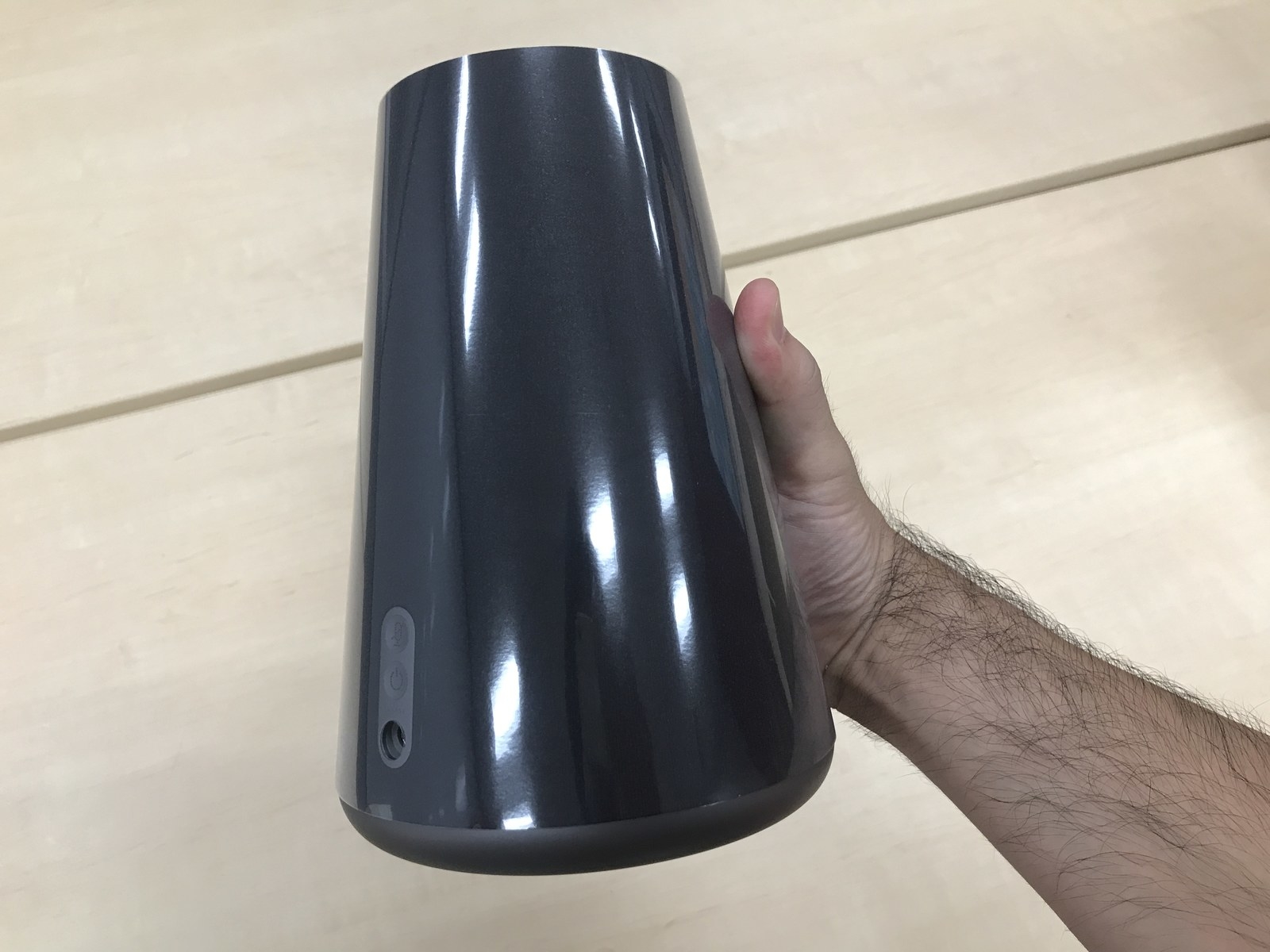 バッテリー駆動するので家のなかで持ち歩いたり、外に持ち出して使ったりと利用範囲は広そうだ。