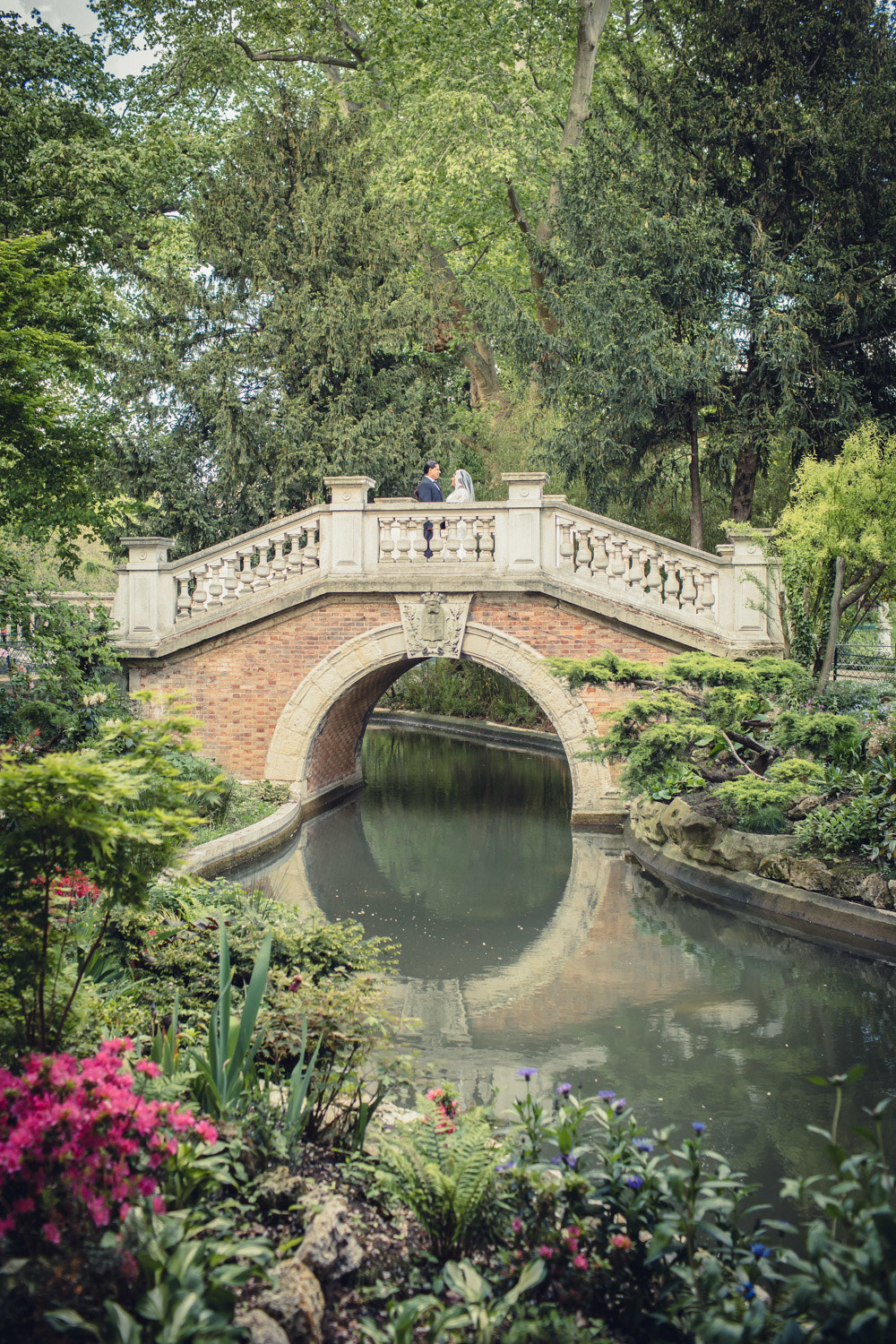 Parisian parks are oh so very dreamy. You definitely don’t need any event styling. But maybe hire a violinist and you are all set.